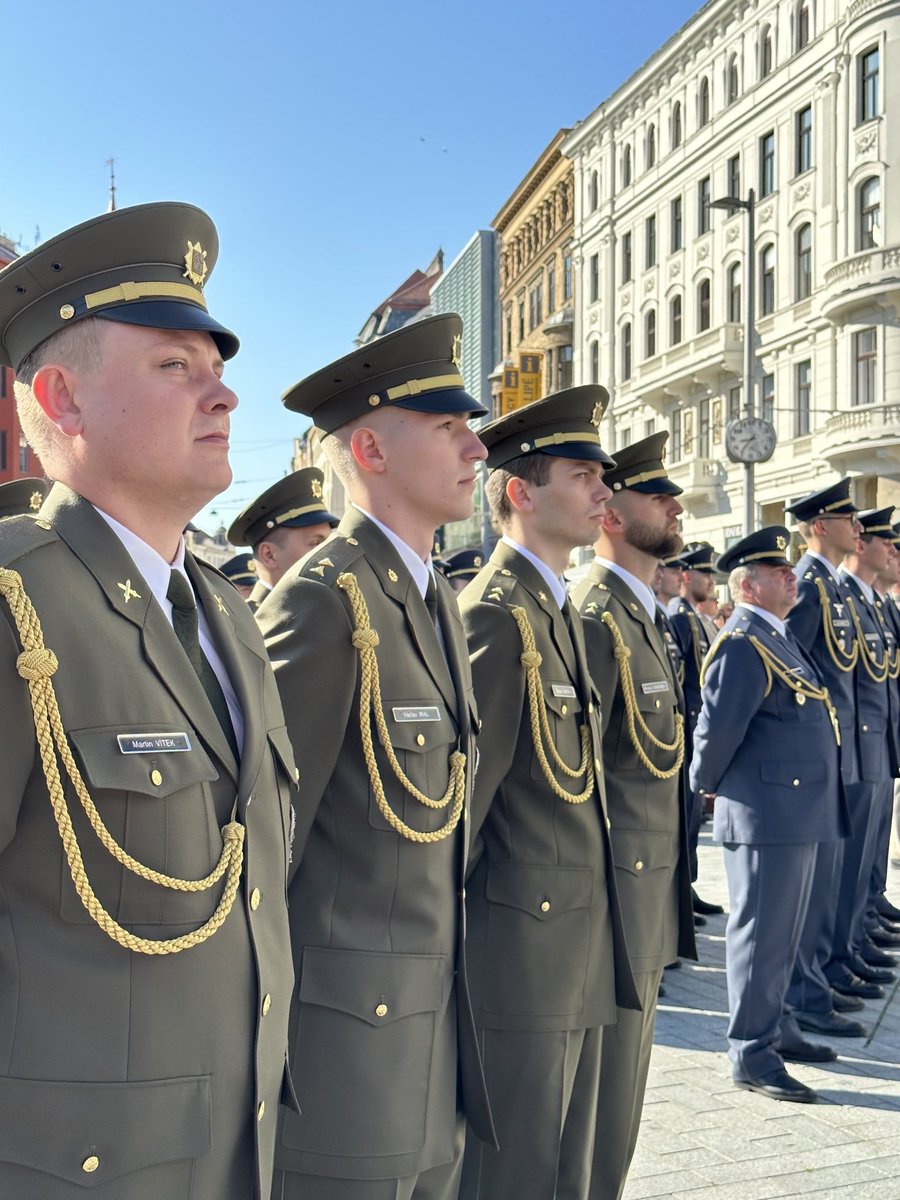 ArmadaCR's tweet photo. Patří mezi nás! 🎓
Chtěli být vojáky. Zvolili cestu vzdělávání. Teď mají náročné studium na @uniobranybrno úspěšně za sebou. Konečně jsou součástí našeho velkého týmu. Gratulujeme! https://t.co/bNsX59TqOV