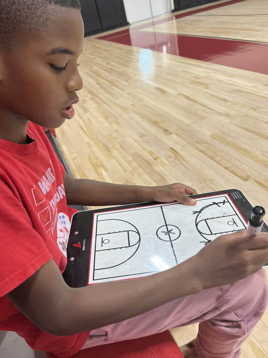 CoachMelesurgo's tweet photo. Last night at our summer league game I had one of our campers draw up the 1st play for our team. I love the connection our older/younger guys have to our program...🅱️🅱️ https://t.co/VtwlhEnsBY