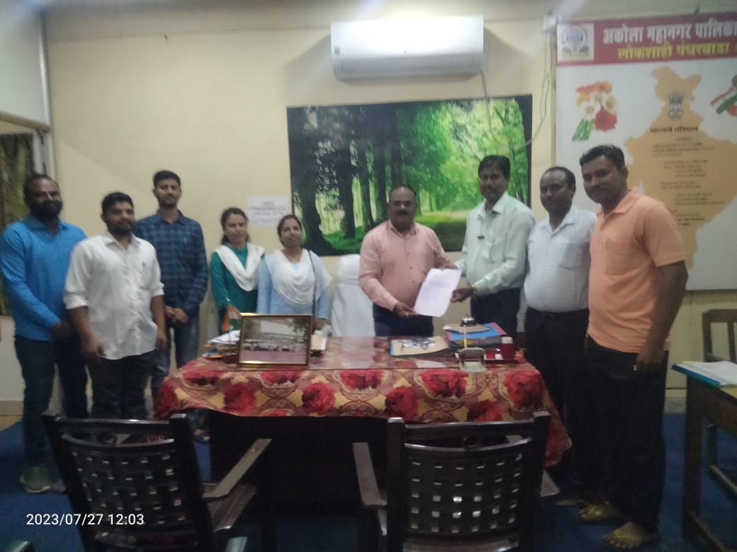 balushamane1's tweet photo. लढा संचमान्यता आणि रोस्टर तपासणी 2023 आज अकोला महानगर पालिका येथे सामान्य अभियोग्यता धारकांनी शिक्षणाविभागाला भेट दिली. संचमान्यता आणि रोस्टर तपासणी करुन पोर्टलला जागा द्याव्यात अशी विनंती केली. धन्यवाद अकोला टिम🔥 #शिक्षकभरती_55000 @dvkesarkar @surmayu https://t.co/jOEZRzqSkm