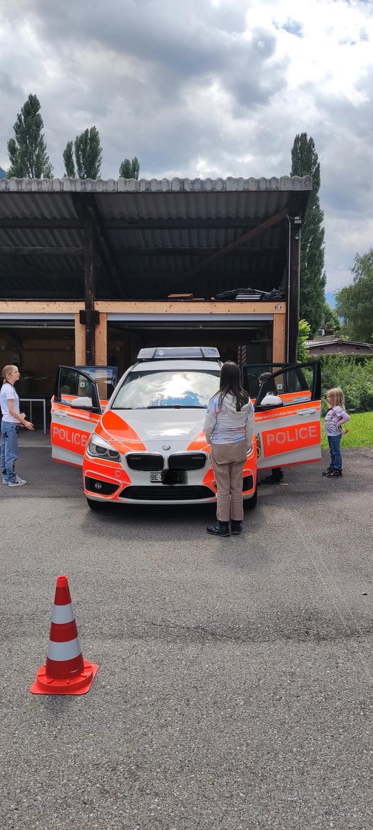 CampQuestCH's tweet photo. Gestern waren wir bei der @PoliceBern in Interlaken zu Besuch. Die Kids konnten unter anderem ein Polizeiauto inspizieren und Helm und Weste ausprobieren. https://t.co/AUTXoGflN6