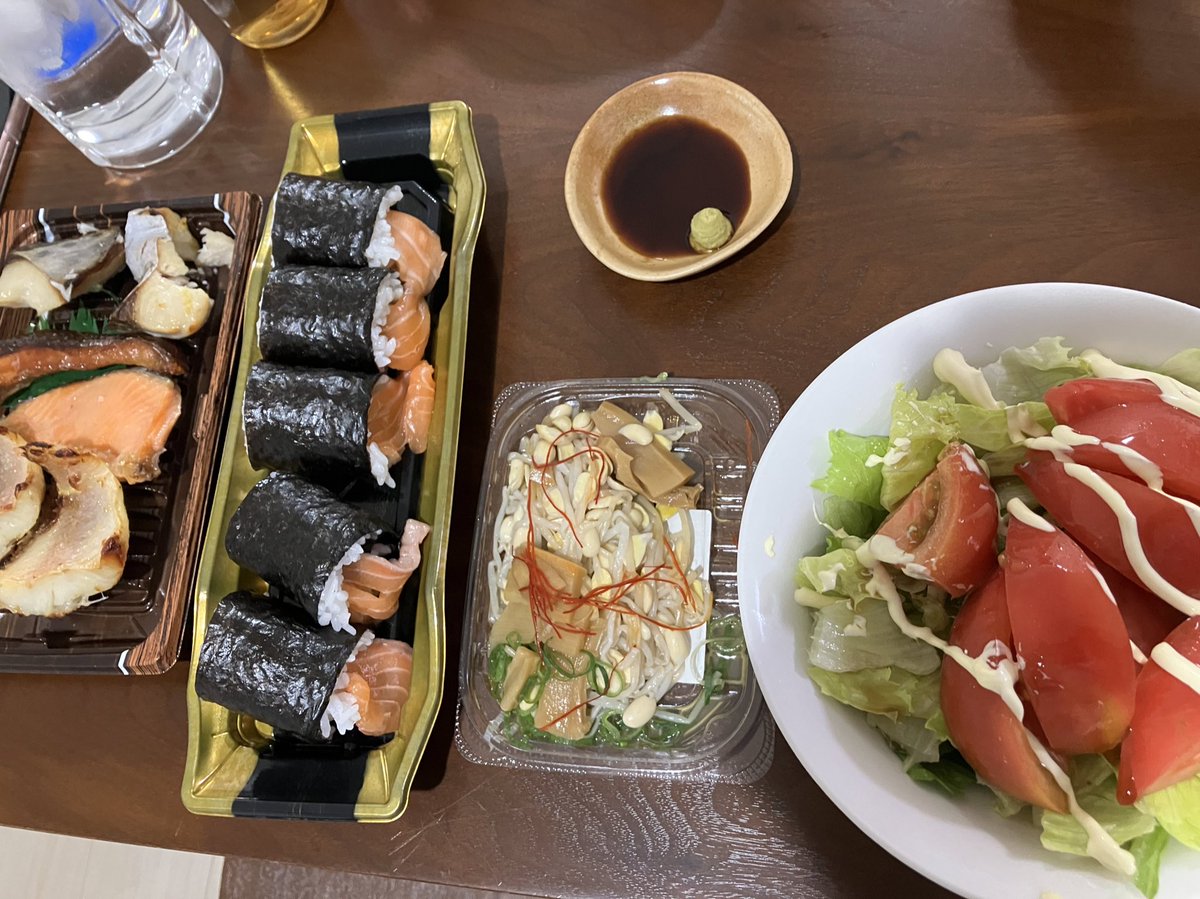 OSUMAHAN's tweet photo. ちょっとまって。
1日1食って無理じゃない？？

開始時体重:94.8kg 
目標体重:70.0kg
今朝の体重:94.4kg

14時 画像1枚目
19時半 画像2〜3枚目 https://t.co/LzYQqxGGh5