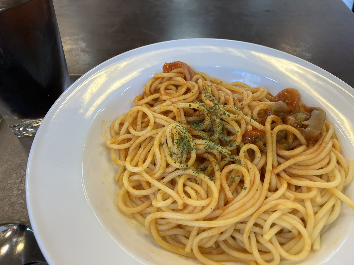 OSUMAHAN's tweet photo. ちょっとまって。
1日1食って無理じゃない？？

開始時体重:94.8kg 
目標体重:70.0kg
今朝の体重:94.4kg

14時 画像1枚目
19時半 画像2〜3枚目 https://t.co/LzYQqxGGh5