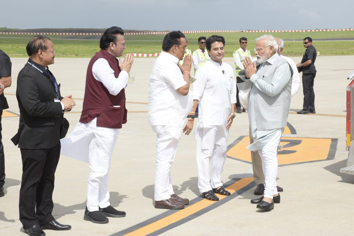 CRPaatil's tweet photo. ગુજરાતની પુણ્ય ધરા પર આપણાં સૌનાં લોકલાડીલા માનનીય પ્રધાનમંત્રી શ્રી @narendramodi સાહેબનું રાજકોટ ઇન્ટરનેશનલ એરપોર્ટ ખાતે સ્વાગત કરવાનું સૌભાગ્ય સાંપડ્યું. 

#વિકસિતગુજરાત_વિકસિતસૌરાષ્ટ્ર https://t.co/drp4ZHiX77