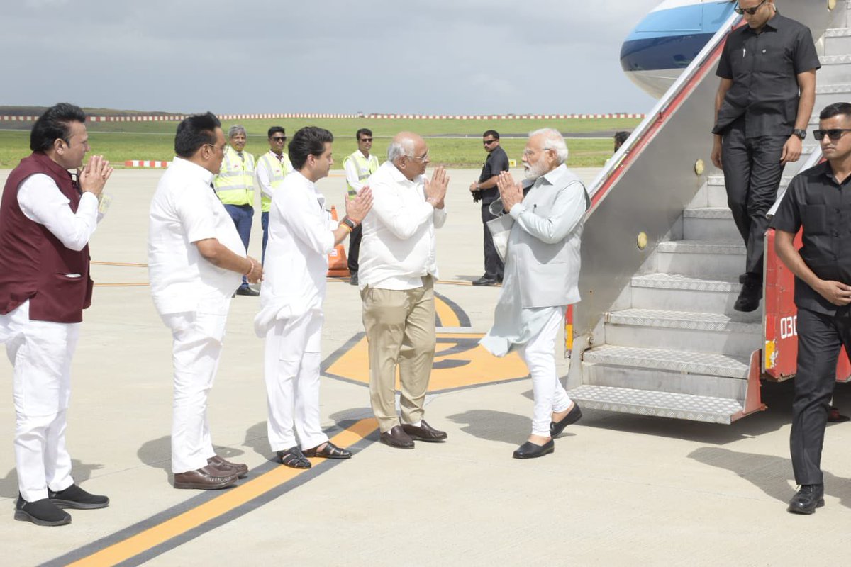 CRPaatil's tweet photo. ગુજરાતની પુણ્ય ધરા પર આપણાં સૌનાં લોકલાડીલા માનનીય પ્રધાનમંત્રી શ્રી @narendramodi સાહેબનું રાજકોટ ઇન્ટરનેશનલ એરપોર્ટ ખાતે સ્વાગત કરવાનું સૌભાગ્ય સાંપડ્યું. 

#વિકસિતગુજરાત_વિકસિતસૌરાષ્ટ્ર https://t.co/drp4ZHiX77