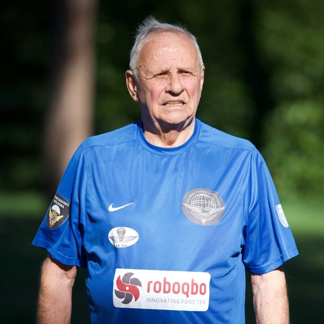 Ben 2.500 chilometri a piedi in 90 tappe per festeggiare i 90 anni di età.

E' partito questa mattina da Piazza Unità a #Trieste Alessandro Bellière, ex sportivo agonistico, e arriverà il 24 ottobre, il giorno del suo compleanno, ad #Ancona.

#alessandrobellière
