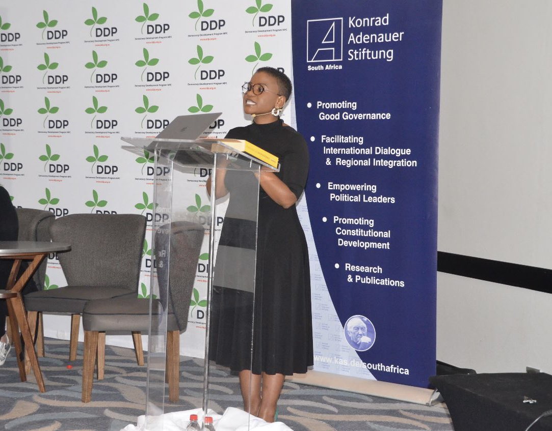 [🎙️] @Bonolo_Makgale provides a comparative analysis of coalitions located within a Representative Democracy 🌍🤝 #DDPPoliticalSummit23 #BuildingBridges #2024Elections #Democracyat30