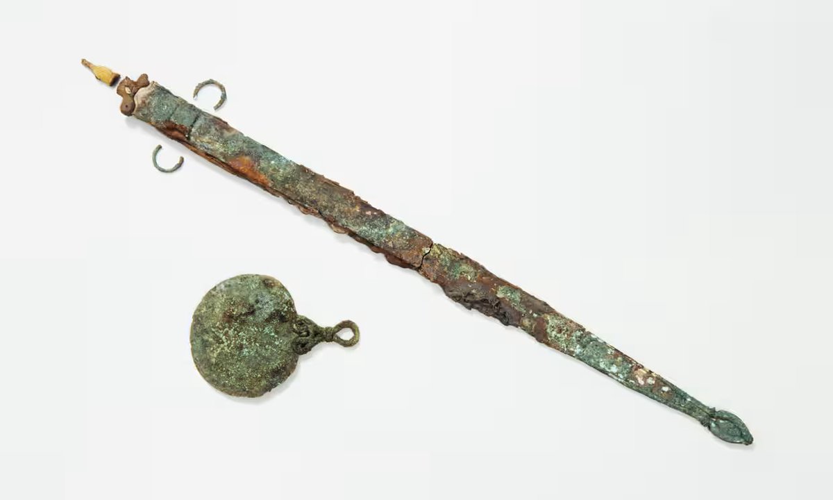 MikesVoice's tweet photo. Tests have confirmed that the Iron Age warrior buried with a sword and a mirror on the Isles of Scilly was a woman. Excavators believe she may have had a commanding role in warfare of the time https://t.co/8HzMO1fR1i https://t.co/JgaZCEEE9p