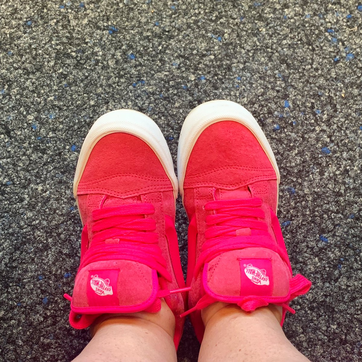 TiffyBumBum's tweet photo. Kollege: Haha, gehst Du in den #Barbie Film? 

Ich: Nein. Oppenheimer. 

Kommunikation im Keim ersticken kann ich. 

#Vans 
#prettyinpink
#pinkismyfavoritecolor https://t.co/eBQQc72LPL
