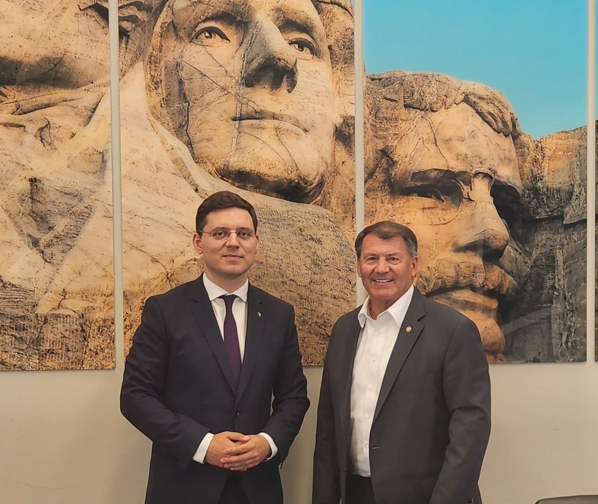 negrescuvictor's tweet photo. Glad to meet Senator @SenatorRounds, a key friend of Romania in the Armed Service Committee. RO &amp; US military &amp; defence cooperation are developing continuously, proving the long-standing relationships between our countries. We count on US to ensure t/ protection of the Black Sea. https://t.co/M4zldA3dia