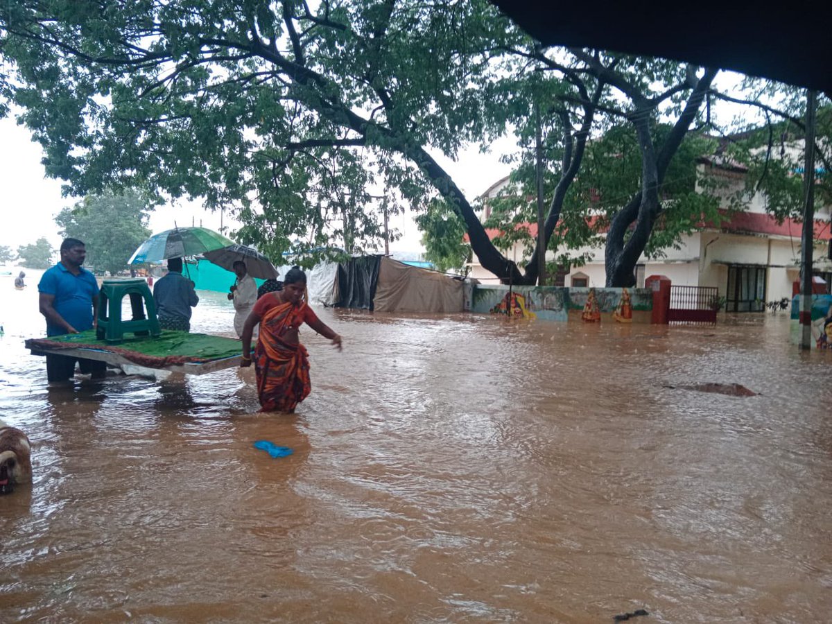 MittaVamsiBJP's tweet photo. Medaram hosts the sacred Sammakka &amp; Saralamma Jatara amd least 1.5 crore people attend this annual fest as it is the biggest tribal festival in the country!

But see the condition of #KCRFailedTelangana - flood water everywhere &amp; festival ruined

PS Video shared by temple priest https://t.co/X090g5Lblm