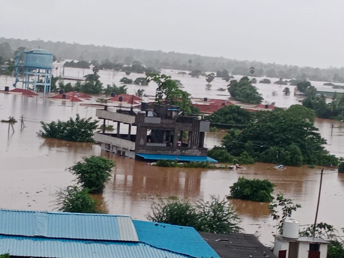 MittaVamsiBJP's tweet photo. Medaram hosts the sacred Sammakka &amp; Saralamma Jatara amd least 1.5 crore people attend this annual fest as it is the biggest tribal festival in the country!

But see the condition of #KCRFailedTelangana - flood water everywhere &amp; festival ruined

PS Video shared by temple priest https://t.co/X090g5Lblm