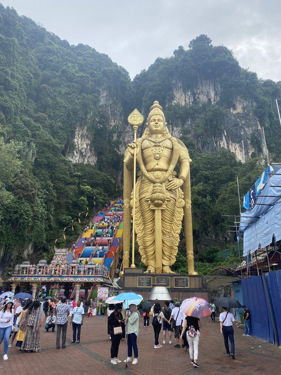 DrKimAndrews's tweet image. Today I visited the fabulous Batu caves in Malaysia. The monkeys turned down my bananas and coconuts and instead were stealing crisps from tourists - further proof of just how addictive UPFs are - it’s not only humans who are struggling!  #addictive #UPFs