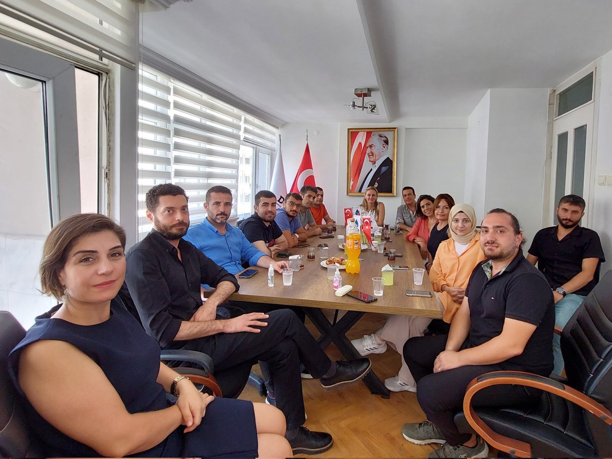 ssedakayaosen's tweet photo. Karşıyaka İlçe Başkanımız Volkan Öztükel ve ilçe yönetimimizle buluşup güncel meseleleri istişare ettik; yaklaşan yerel seçimler üzerinde değerlendirmelerde bulunduk.

Nazik misafirperverlikleri nedeniyle teşekkür ederim. https://t.co/KQlyjG0CGr