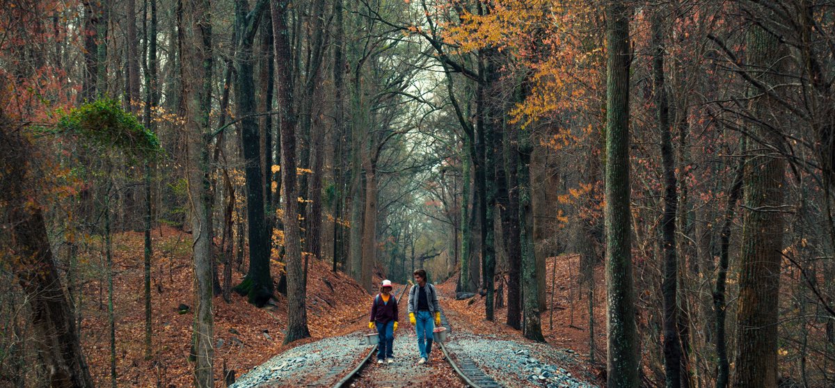 urfavoritemel's tweet image. idk why but the kids &amp;amp; steve walking thru the woods was always so pretty to me