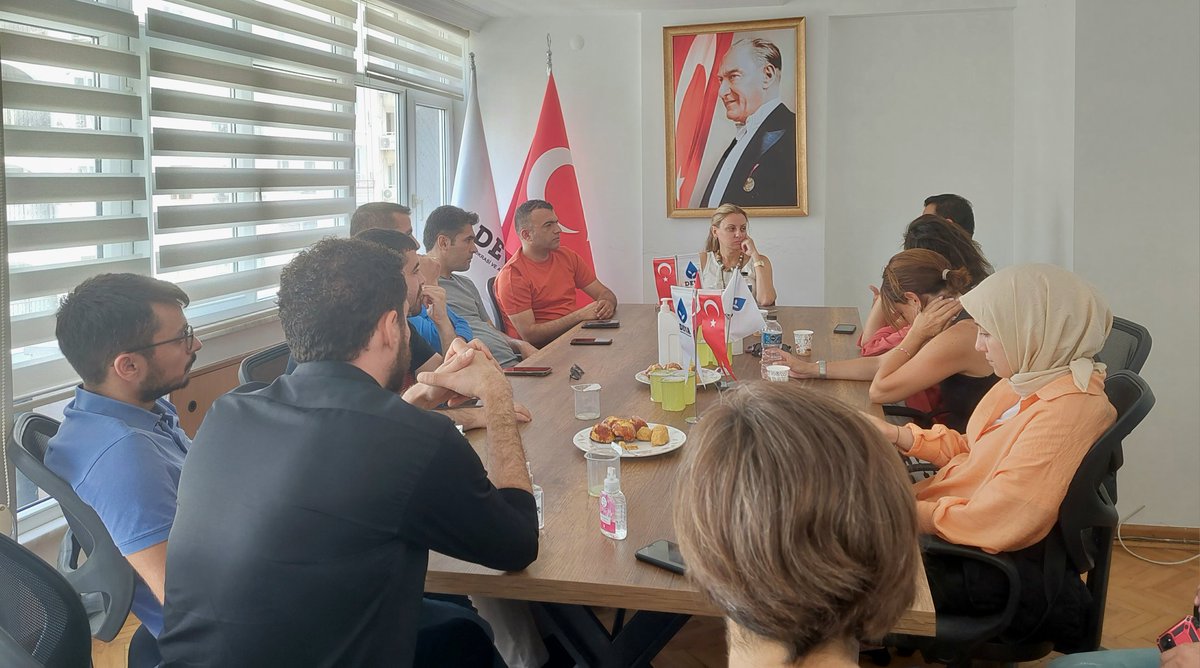 ssedakayaosen's tweet photo. Karşıyaka İlçe Başkanımız Volkan Öztükel ve ilçe yönetimimizle buluşup güncel meseleleri istişare ettik; yaklaşan yerel seçimler üzerinde değerlendirmelerde bulunduk.

Nazik misafirperverlikleri nedeniyle teşekkür ederim. https://t.co/KQlyjG0CGr