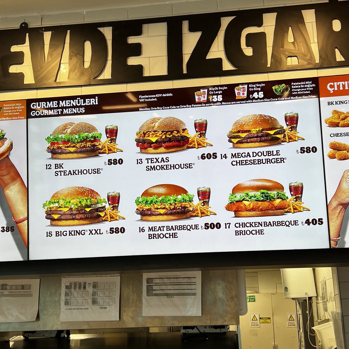 SELCUKTASALI's tweet photo. 🛑 1 hamburger ne zaman 1000 TL olur 🤷
🛑 Urfa halay ekibi yolunu şaşırmış gibi 🤷
🛑 Nebatinin Malatya halay ekibi daha iyiydi 😀
🛑 En azında gülerek fakirleşiyorduk 🤷
#gayeerkan #enflasyon #SonDakika #gündem #MerkezBankası #mehmetsimsek #tlfaiz #euro30 #dolartl #zam https://t.co/Koix0qpZ8n