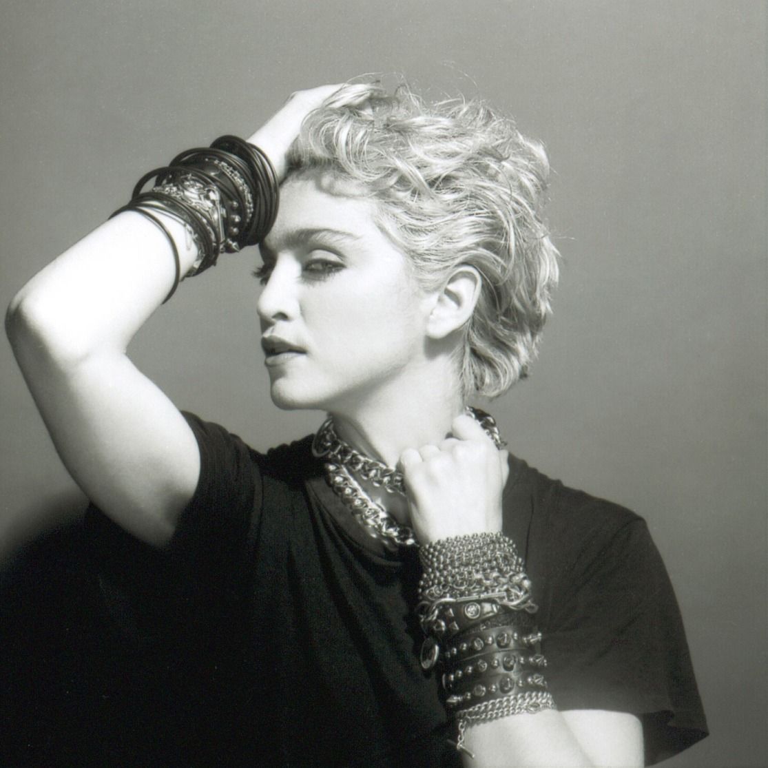 imperioMadonna_'s tweet image. #MADONNA40:

Madonna, a icônica cantora, lançou o seu primeiro álbum de carreira, intitulado "Madonna", em 27 de julho de 1983. O álbum foi lançado pela Sire Records e marcou o início de sua carreira como cantora solo.
