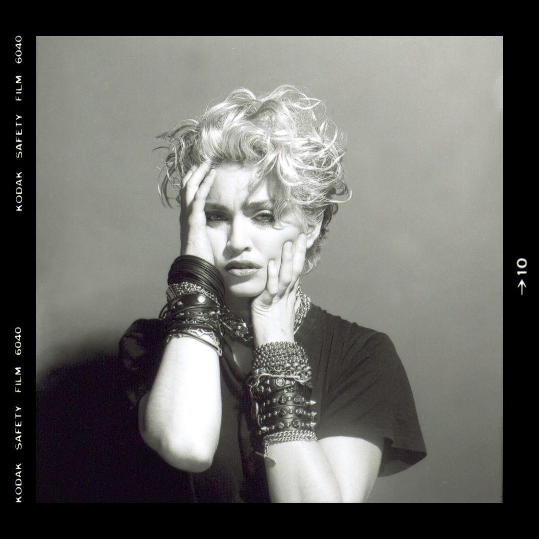 imperioMadonna_'s tweet image. #MADONNA40:

Madonna, a icônica cantora, lançou o seu primeiro álbum de carreira, intitulado "Madonna", em 27 de julho de 1983. O álbum foi lançado pela Sire Records e marcou o início de sua carreira como cantora solo.