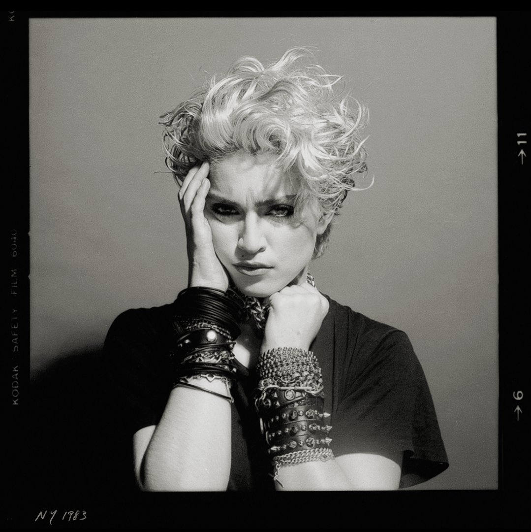 imperioMadonna_'s tweet image. #MADONNA40:

Madonna, a icônica cantora, lançou o seu primeiro álbum de carreira, intitulado "Madonna", em 27 de julho de 1983. O álbum foi lançado pela Sire Records e marcou o início de sua carreira como cantora solo.