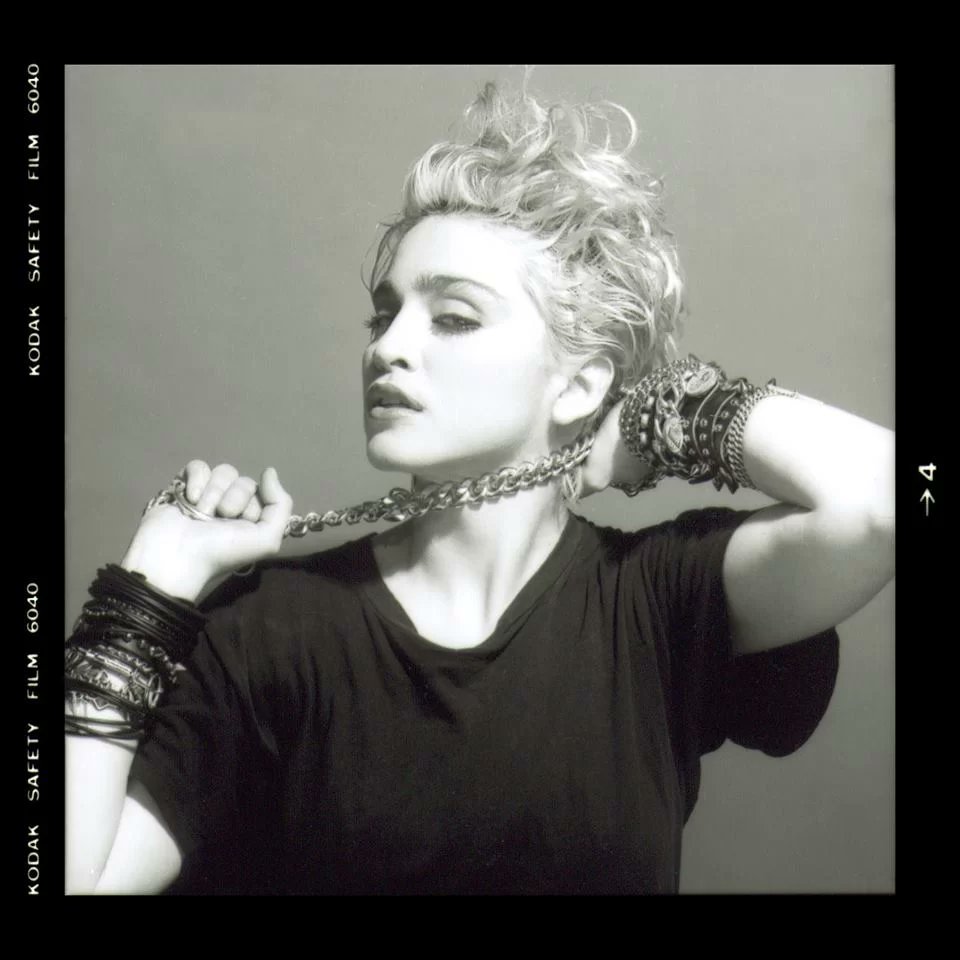 imperioMadonna_'s tweet image. #MADONNA40:

Madonna, a icônica cantora, lançou o seu primeiro álbum de carreira, intitulado "Madonna", em 27 de julho de 1983. O álbum foi lançado pela Sire Records e marcou o início de sua carreira como cantora solo.