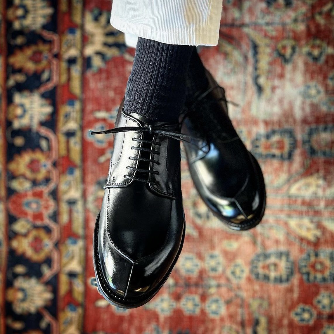 【 Vチップ フランス アノネイ社製ボックスカーフ仕様 】

乗せモカと呼ばれる甲のパーツをサイドのパーツの上に乗せて縫いつけられたモカ縫いです。シンプルな見た目が特徴。指周りにゆとりがあり、足首周りで足をきちんと固定してくれるので、足のホールド感に好評があります。ラバーソール仕様。