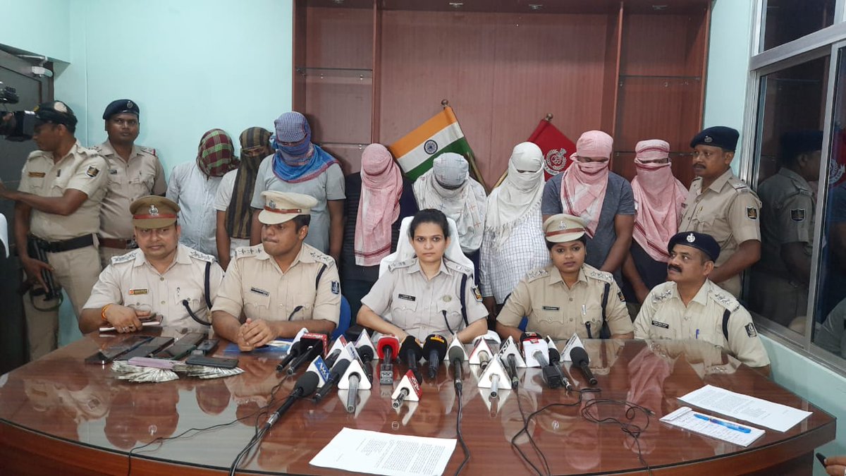 News18Odia's tweet photo. #BREAKING 
ମାଷ୍ଟରମାଇଣ୍ଡ ଗିରଫ
OSSCର JE ସିଭିଲ ମେନ୍‌ ପ୍ରଶ୍ନପତ୍ର ଲିକ୍‌ ମାମଲା
ବିହାରରୁ ମାଷ୍ଟରମାଇଣ୍ଡକୁ ଗିରଫ କରାଯାଇଛି
‘ପ୍ରିଣ୍ଟିଂ ପ୍ରେସ୍‌ରୁ ପ୍ରଶ୍ନପତ୍ର ଲିକ୍‌ ହୋଇଛି’
‘ପ୍ରଶ୍ନପତ୍ର ଲିକ୍‌ ପଛରେ ପ୍ରିଣ୍ଟିଂ ପ୍ରେସ୍‌ର ହେଲପର’
ହେଲପର ପ୍ରଶ୍ନପତ୍ର ଆଣି ମାଷ୍ଟରମାଇଣ୍ଡକୁ ଦେଇଥିଲେ
@SPBalasore https://t.co/iPz6uZzkmn