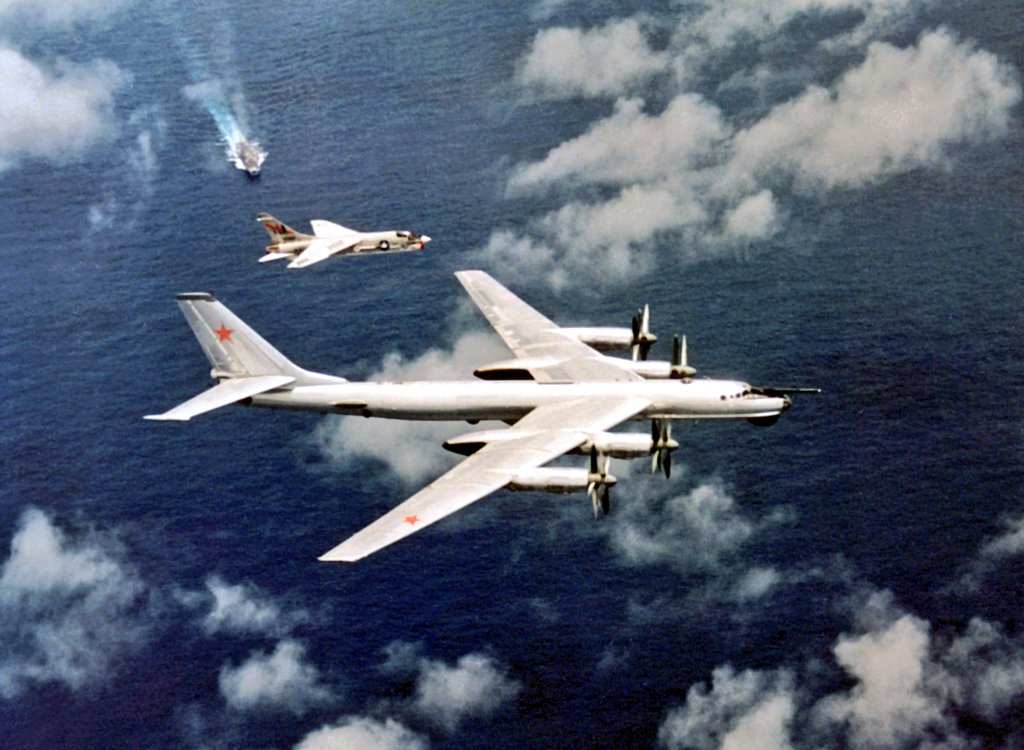 Naval Fighter @ColdWarPod

#F8JCrusader #VF194RedLightnings
#Tu95Bear #SovietAirForce

📷 Maj 1974 #USSOriskany CV34

@USNavy 🇺🇲