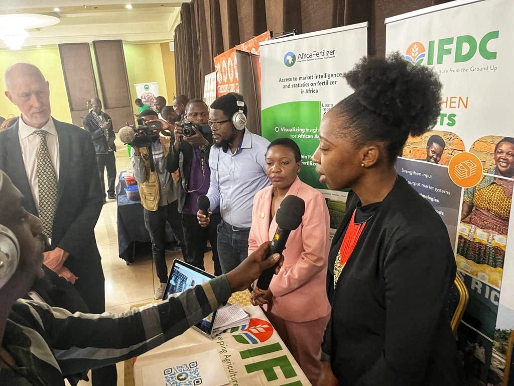 AfricFertilizer's tweet photo. @AfricFertilizer compiles #data on #trade, #import & #export & #apparentconsumption to inform & guide decision-making in #Malawi. Our planning for the agricultural season will be improved as a result of greater information. https://t.co/Qp7014ksIM