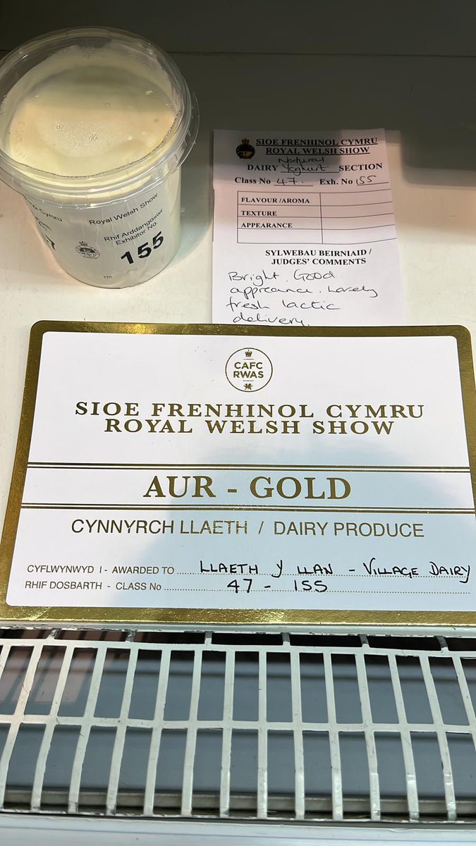 🌟🥇🌟 Rydym yn falch iawn o’n gwobr Aur yn y Sioe Frenhinol am ein Kefir Naturiol! We are very proud of receiving the Gold award for our Natural Kefir in the Royal Welsh! #kefir #RWAS #llaethyllan #proud #gold