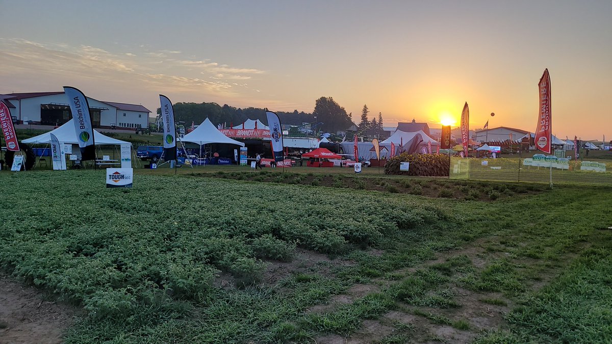PrecisionAgMatt's tweet image. A beautiful AgPhD Field Day Sunrise.  From on top the hill at the Belchim USA tent.