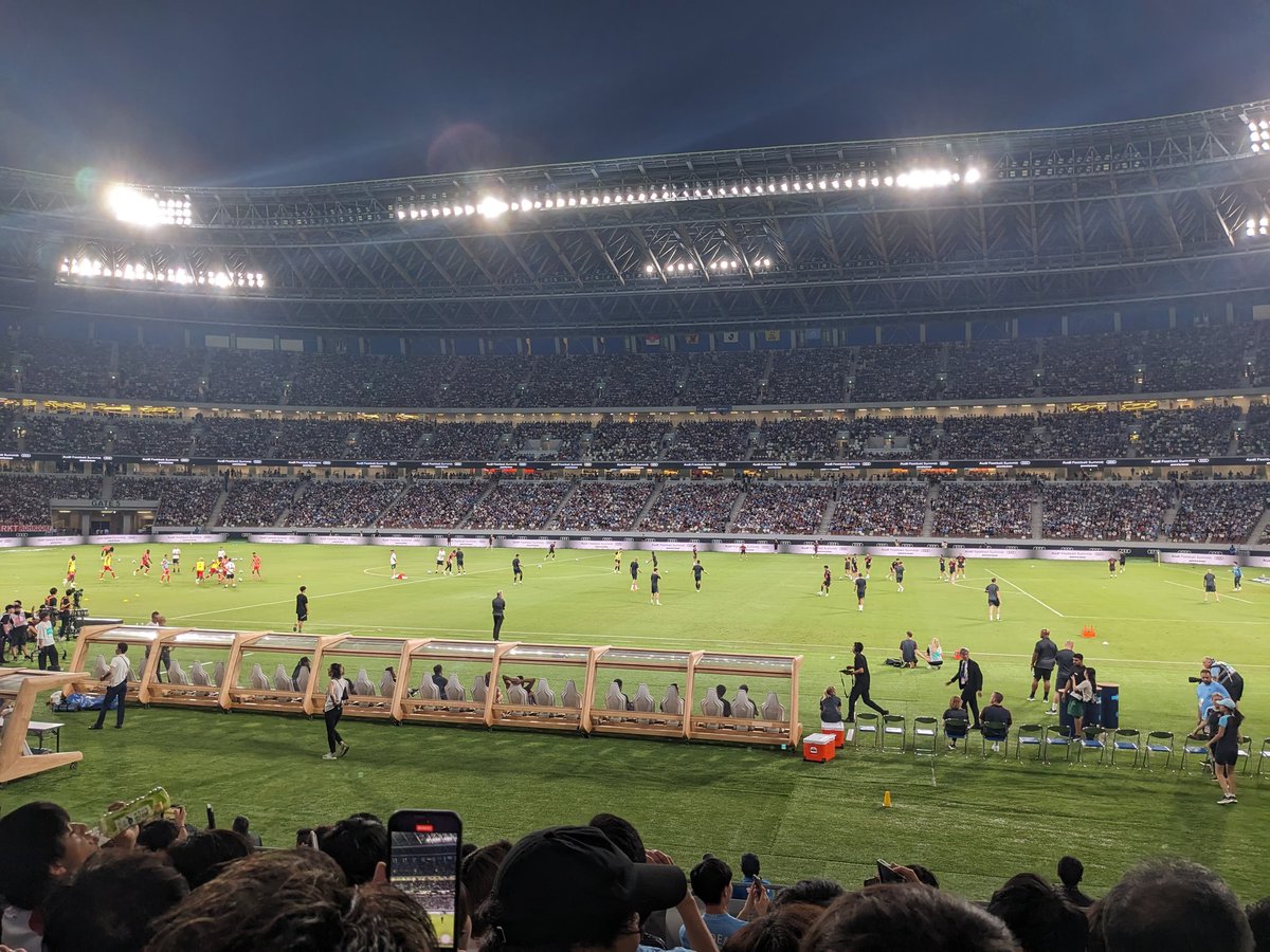 ushizawa's tweet photo. 昨日はキヨさんと国立競技場に行きました。
「ハーランドやデブライネって実在してるんだ…！」という自分たちがよく言われる事を自分も思いました
こんな機会なかなか無いのに17番を家で留守番させちゃってたぜ https://t.co/xPunj39wiK