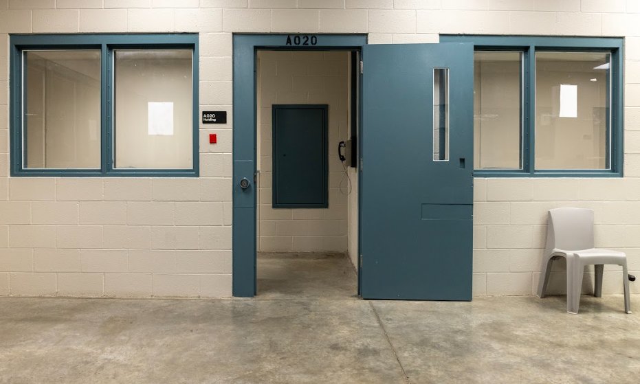 IsabelleTaft's tweet image. People were jailed without charges at least 2,000 times from 2019 to 2022 as they waited for evaluations and treatment for mental illness or substance abuse, in just 19 counties. About 130 stays were longer than 30 days.