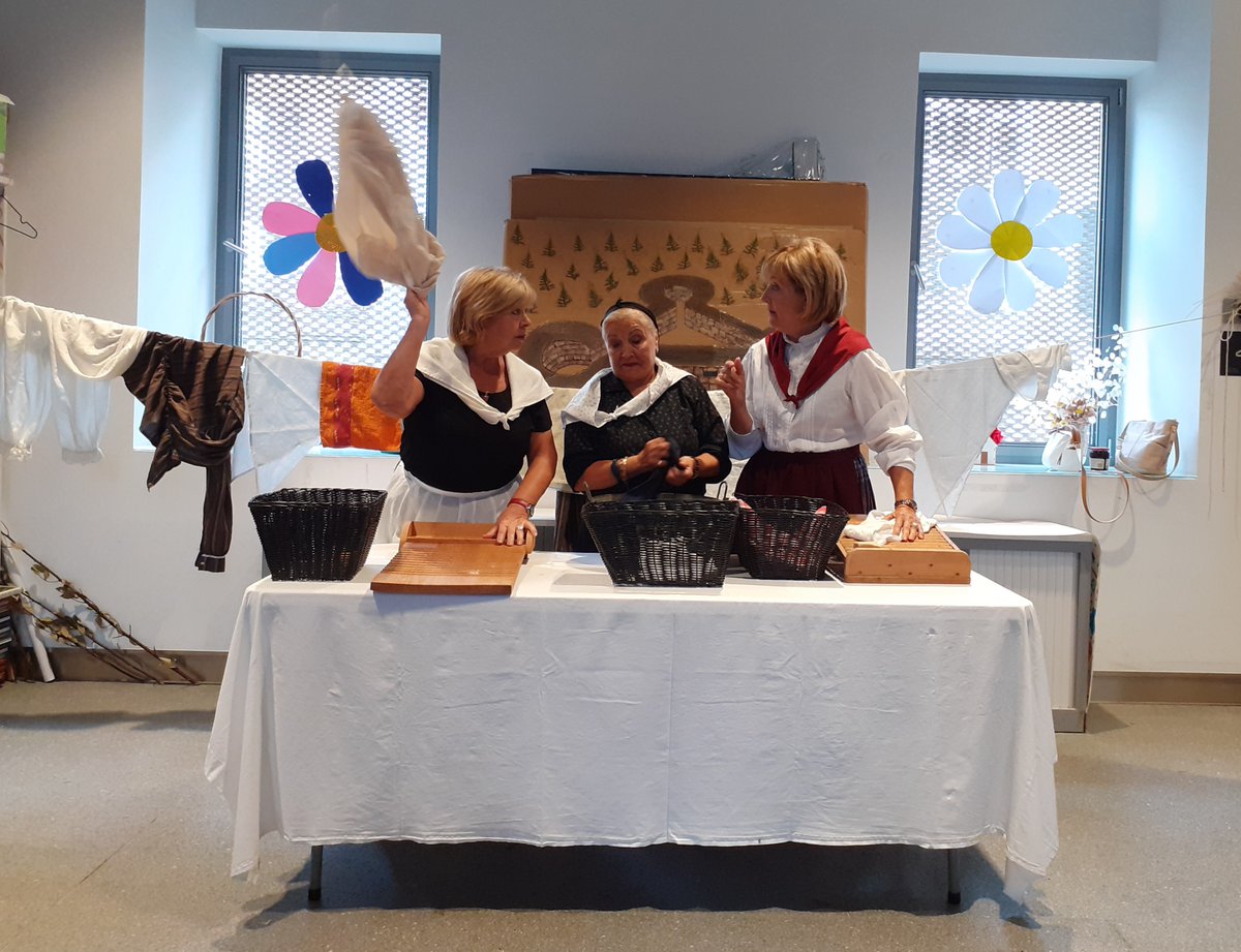 Irun_informa's tweet photo. ☺️ 🎭 Ayer fuimos al local de personas mayores de Behobia, donde usuarios/as con la Asociación de Vecinos ensayan una obra de teatro. 🙌
🆕 ¡Gran estreno el sábado 29 en fiestas del barrio! Aforo limitado. Toda la info para asistir, aquí: https://t.co/7rl2l3ui7V
#EsIrun #IrunDa https://t.co/g2C2Z9MgPE