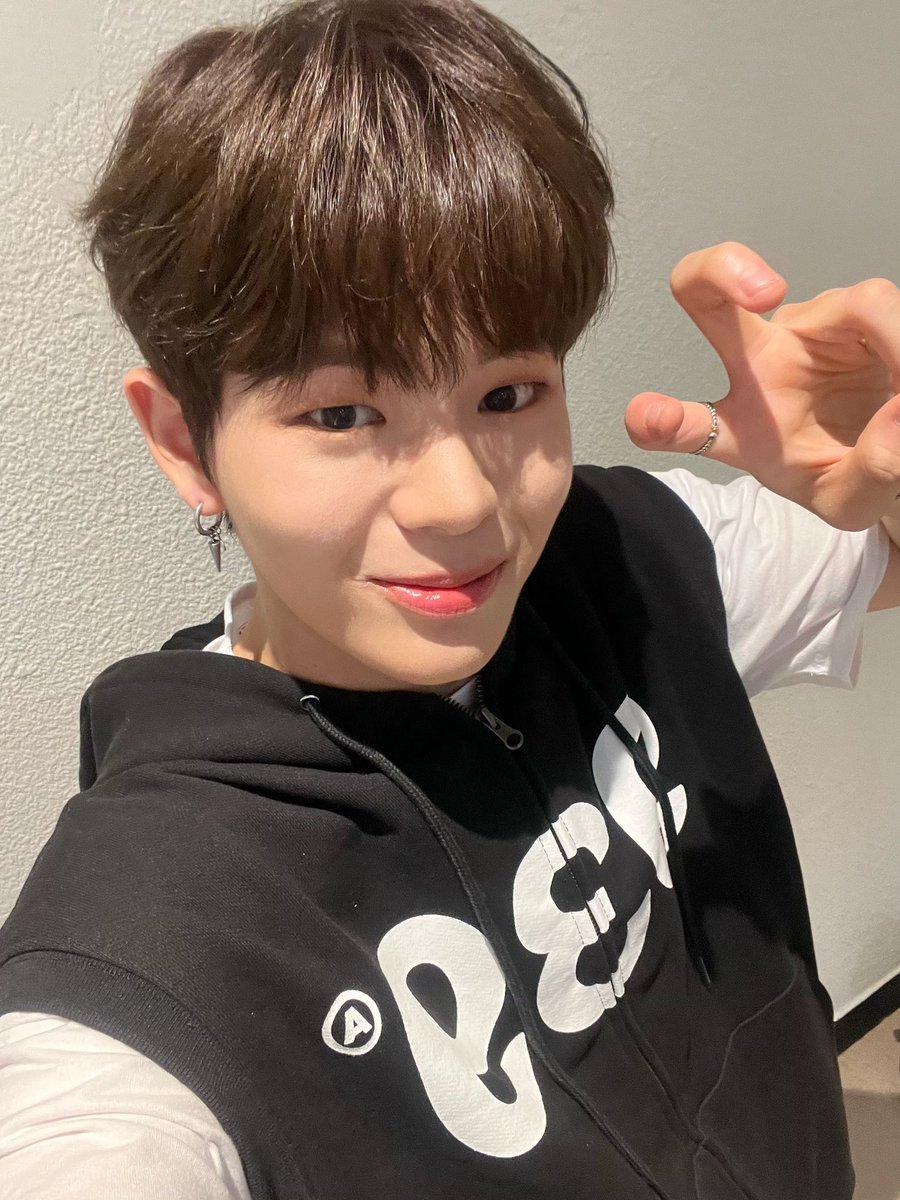 wakeone_trainee's tweet photo. 아직도 꿈만 같고…
벌써 나흘이나 지났다는 사실이 믿기지 않는데요
여러분 덕분에 팬미팅을 준비하는 과정도 많은 기대와 함께 즐겁게 준비했고, 여러분들 앞에서 무대에 설 수 있어서 너무너무 행복했던 최고의 이틀이었습니다
항상 너무 고맙고, 사랑합니다

#문정현 #MUNJUNGHYUN https://t.co/Asa8YgGu8A