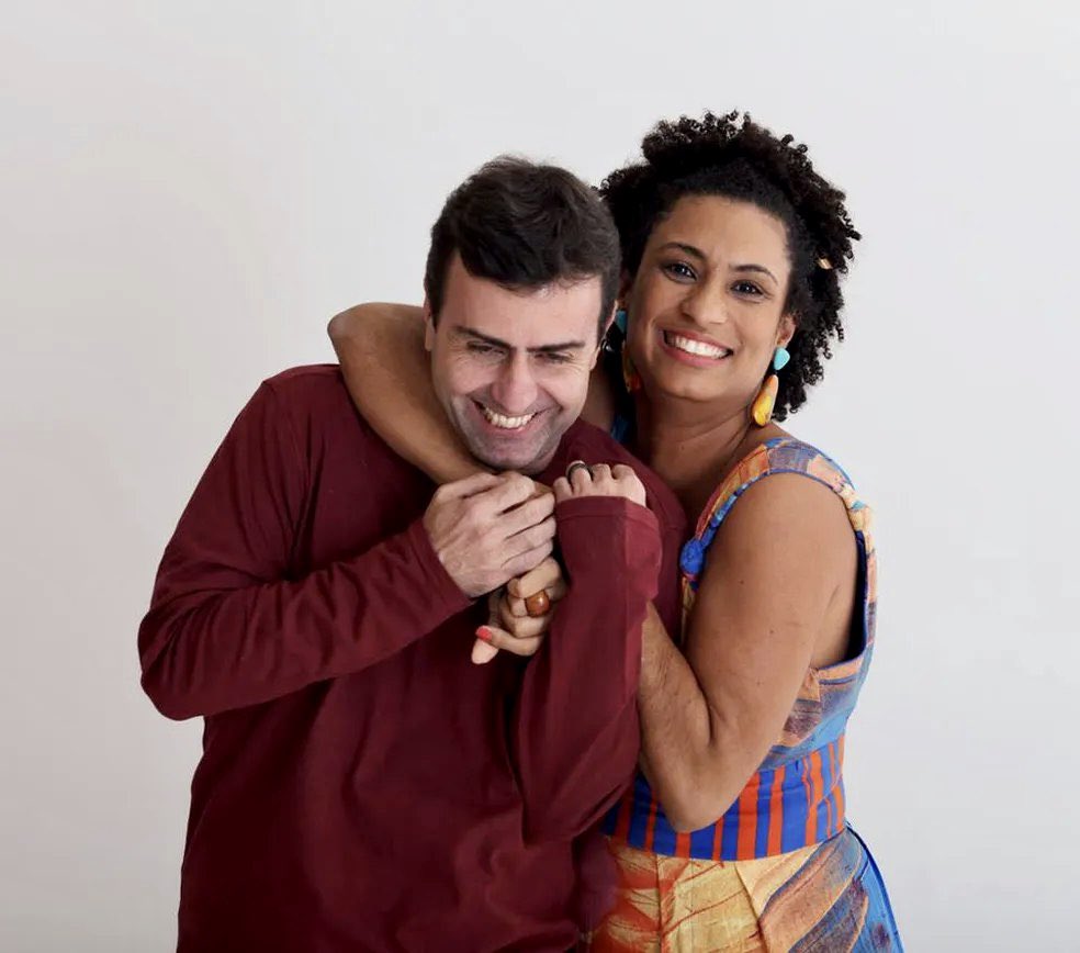 MarceloFreixo's tweet image. Hoje Marielle faria 44 anos. Hoje seria dia de festa, de risos, de dança, de música. Essa era a marca da Mari, repleta por alegria, amizade e conquistas. Marielle era gigante, como dizem as ruas do Rio. Hoje a saudade bate mais forte, mas sua grande risada e a vontade de viver…
