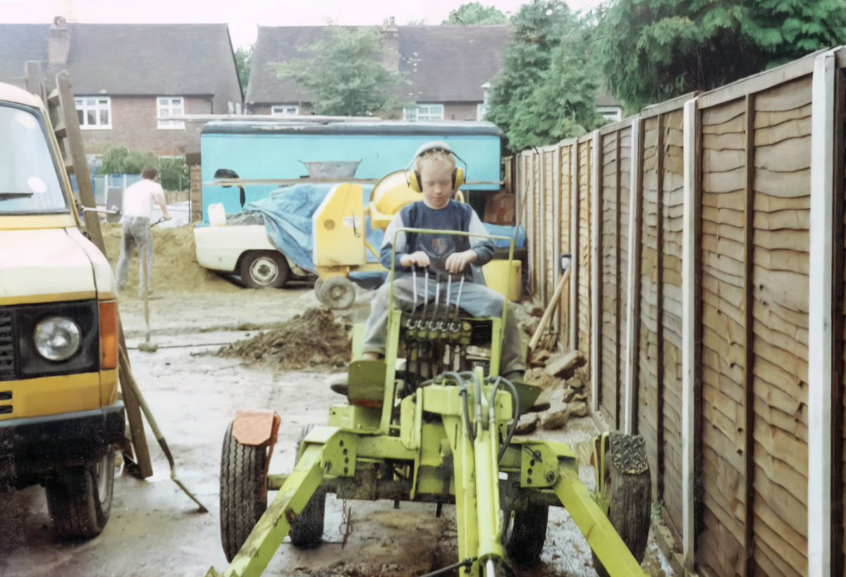 Laying the foundations for the future. A young Jonathon sits atop a small excavator ‘assisting’ in the construction of our Paintshop 😊

#Throwbackthursday #HL70years #HandLMotors