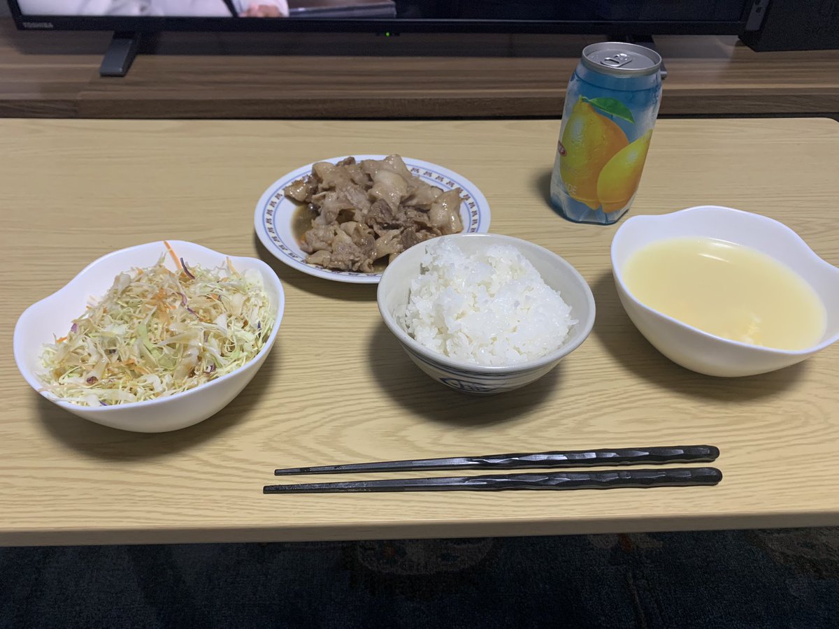 ryolivingalone's tweet photo. 今日は豚の生姜焼きとサラダと卵スープ。いただきます🙏
#一人暮らし https://t.co/YA3zuxfERn