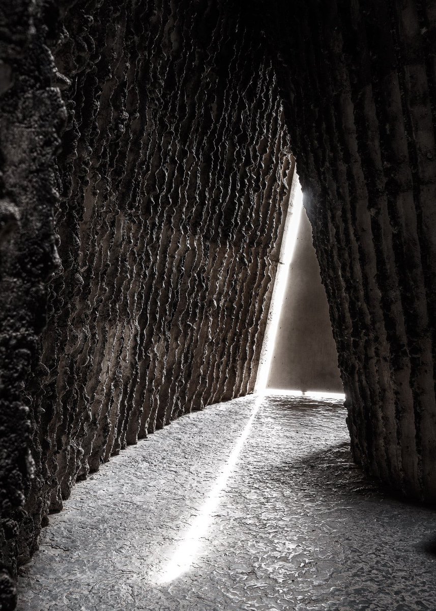 SesiMimar's tweet photo. “Büyük mimari mekânlarda gölge ile ışığın sürekli bir derin soluklanması vardır; gölge soluk alır ve parlaklık, ışığa soluk verir” 
J. Pallasmaa, Tenin Gözleri
Bruder Klaus Şapeli
Peter Zumthor https://t.co/5sH7KhN64n