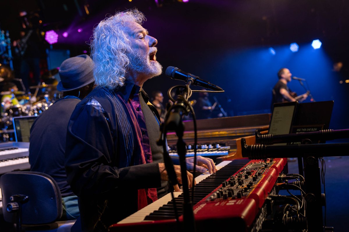 davematthewsbnd's tweet photo. A great night in Alpharetta, GA a couple of days ago!  Special thanks for @ChuckLeavell, keyboardist for the Rolling Stones, for joining #DMB2023 for a few songs. ⚡️🎹⚡️

📸 Sanjay Suchak https://t.co/7Ape8JgvEM