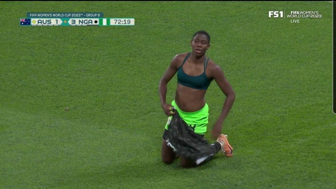 DAMIADENUGA's tweet photo. Asisat Oshoala scored and removed her Jersey. What a huge goal for her, clearly means so much to her 👏🏽 https://t.co/VgZOgBQHA4