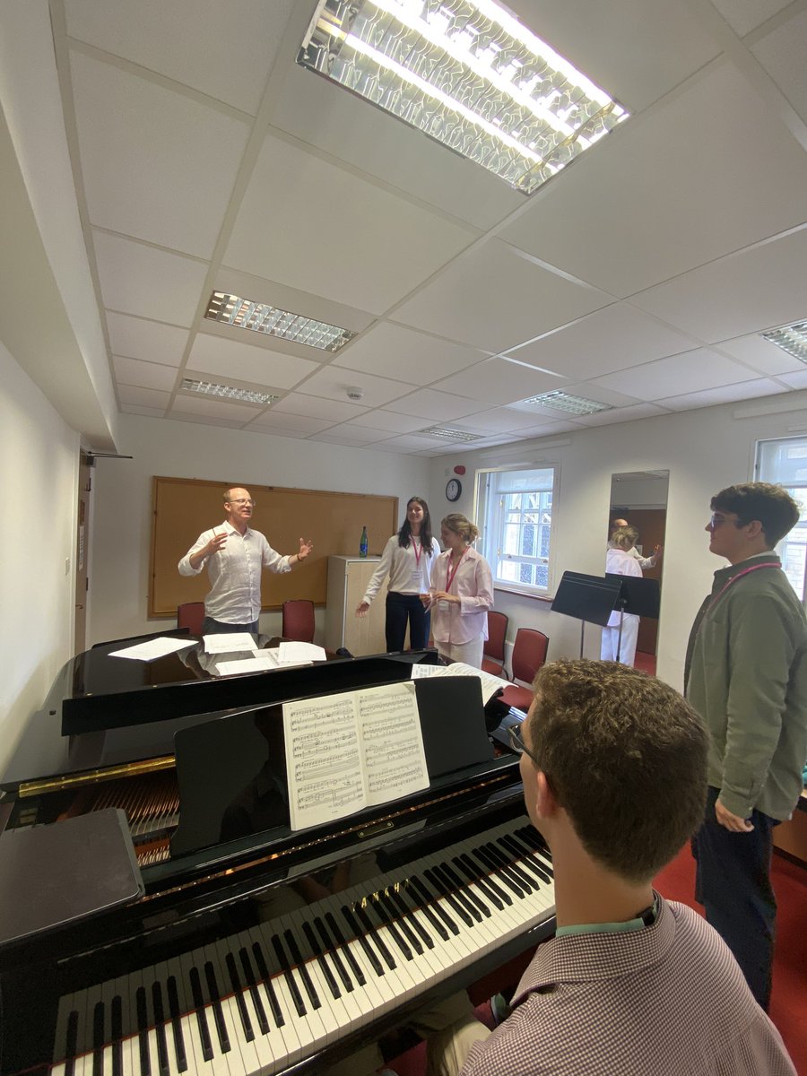 rodolfusfound's tweet photo. Today our singers are working closely in mini masterclasses with our brilliant singing teachers to develop solo concert practice.
#rodolfusfoundation #rodolfuschoir #rodolfuschoralcourses #rodolfus #choralmusic #choraleducation #choir #choirmusic #music #musiceducation #CCEton23 https://t.co/mxhqDcRIA1
