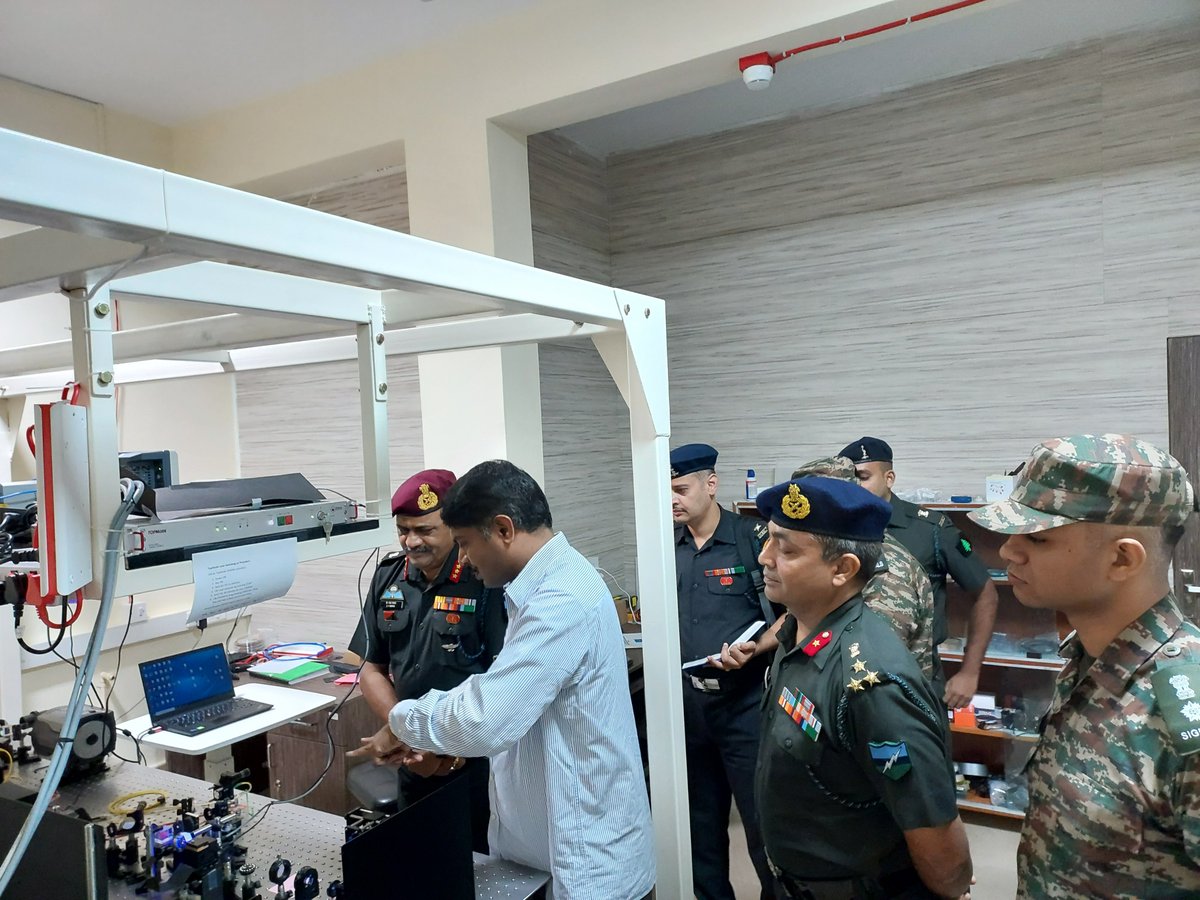 IIScQuanTech's tweet photo. Lt Gen KH Gawas, VSM, Comdt #MCTE visited @iiscbangalore to invigorate existing MoU with #ARTRAC on Quantum Tech and its military applications. He witnesses multiple labs working in the field having military applications. He interacted with leading faculties from @IIScQuanTech. https://t.co/sxLAmQv6FE