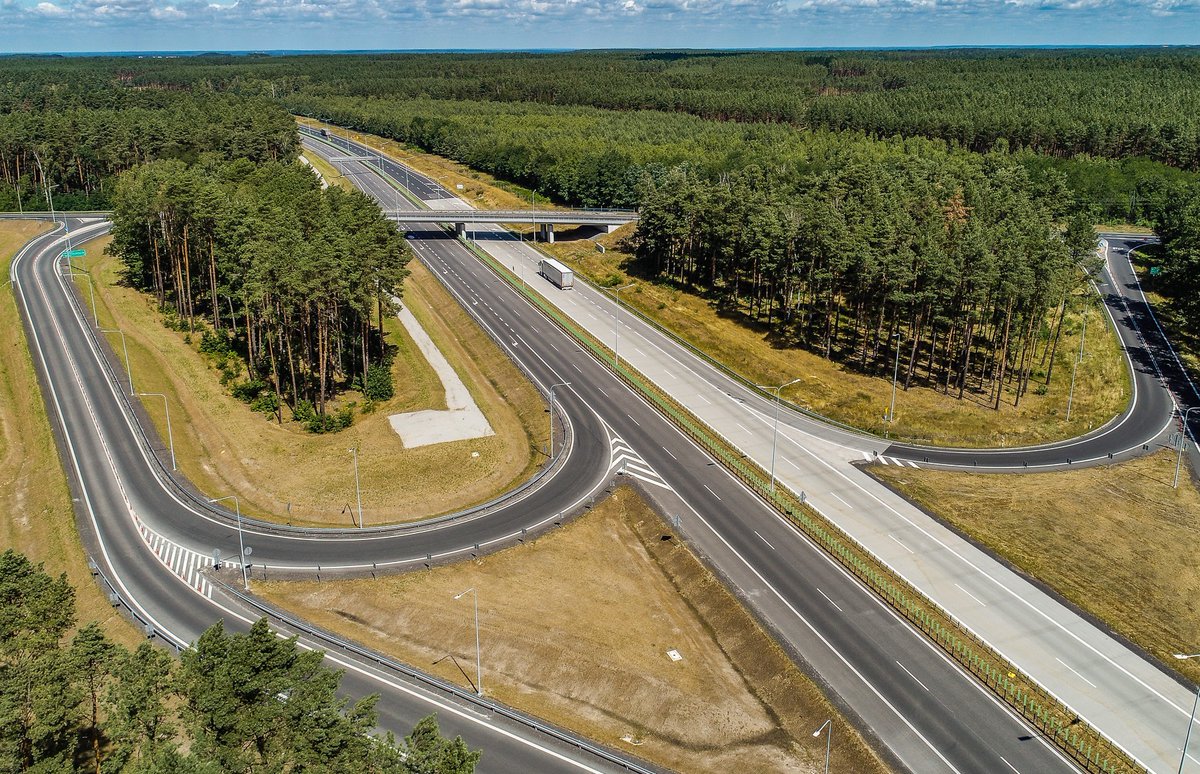 GDDKiA_ZG's tweet photo. Mamy pozwolenie na użytkowanie kolejnego odcinka #A18. W najbliższych dniach pomiędzy węzłami #Olszyna i #ŻaryZachód, będziemy usuwać elementy czasowej organizacji ruchu i wprowadzać docelową w przekroju 2+2. @GDDKiA @MI_GOV_PL #lubuskie #dk18 https://t.co/eCR8KCJxeV https://t.co/J4BpWHUoi1