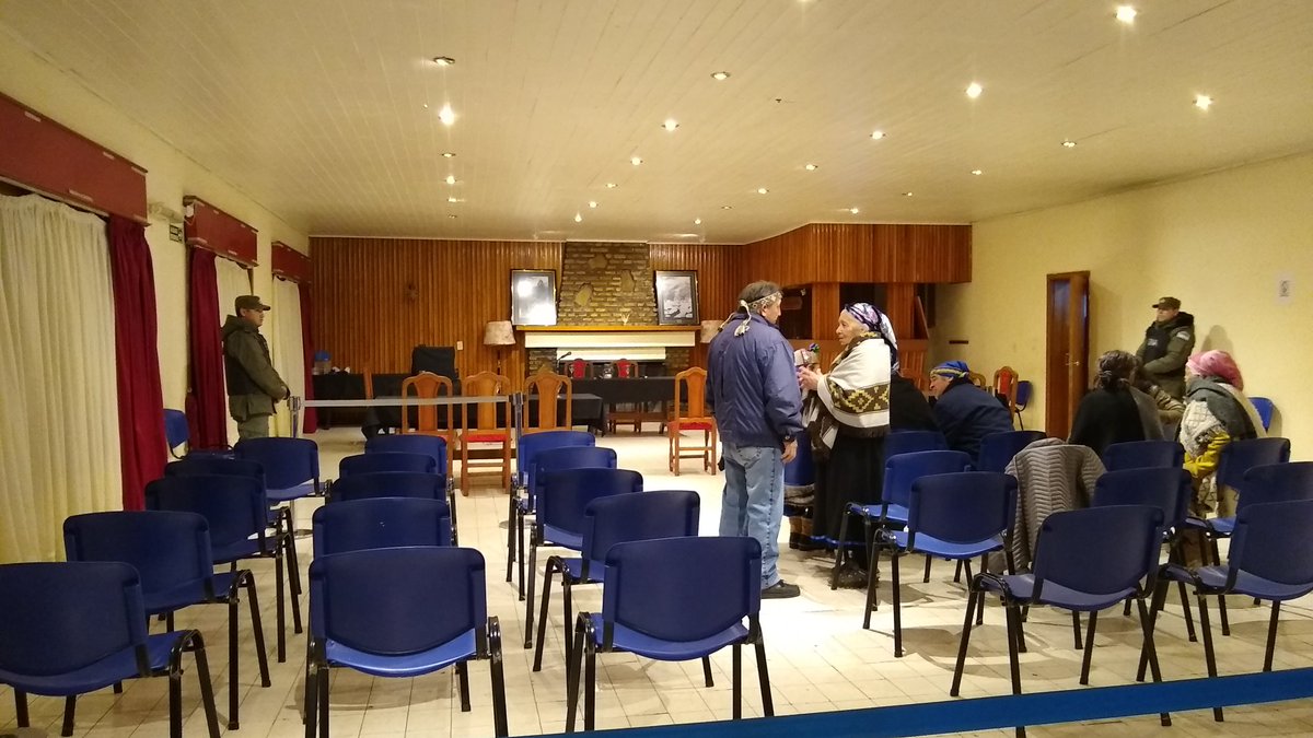 Ya en la sala del casino de Oficiales de Gendarmería de Esquel para cubrir el juicio de extradición de Facundo Jones Huala para <a href="/rionegrocomar/">Diario Río Negro</a> <a href="/debarilocheRN/">De Bariloche</a>