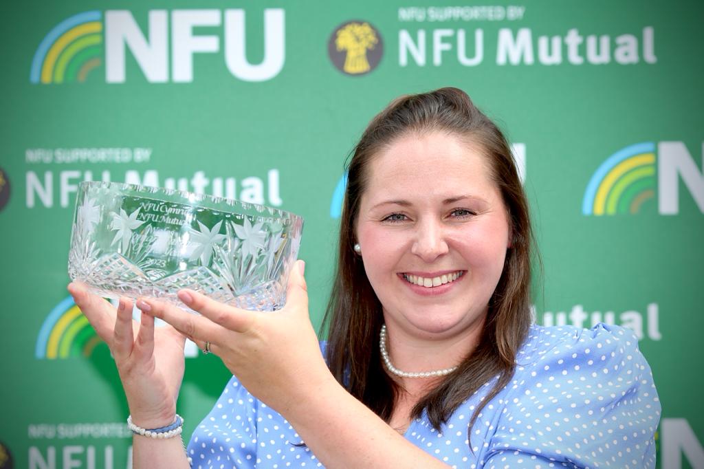 The 25th winner of the NFU Cymru/@nfum Wales Woman Farmer of the Year Award is......

Katie-Rose Davies, a third-generation hill farmer from Nantymoel, near Bridgend.

Read more about Katie and our award here: https://t.co/TzC7JVF16f https://t.co/tOfMTw3zUa