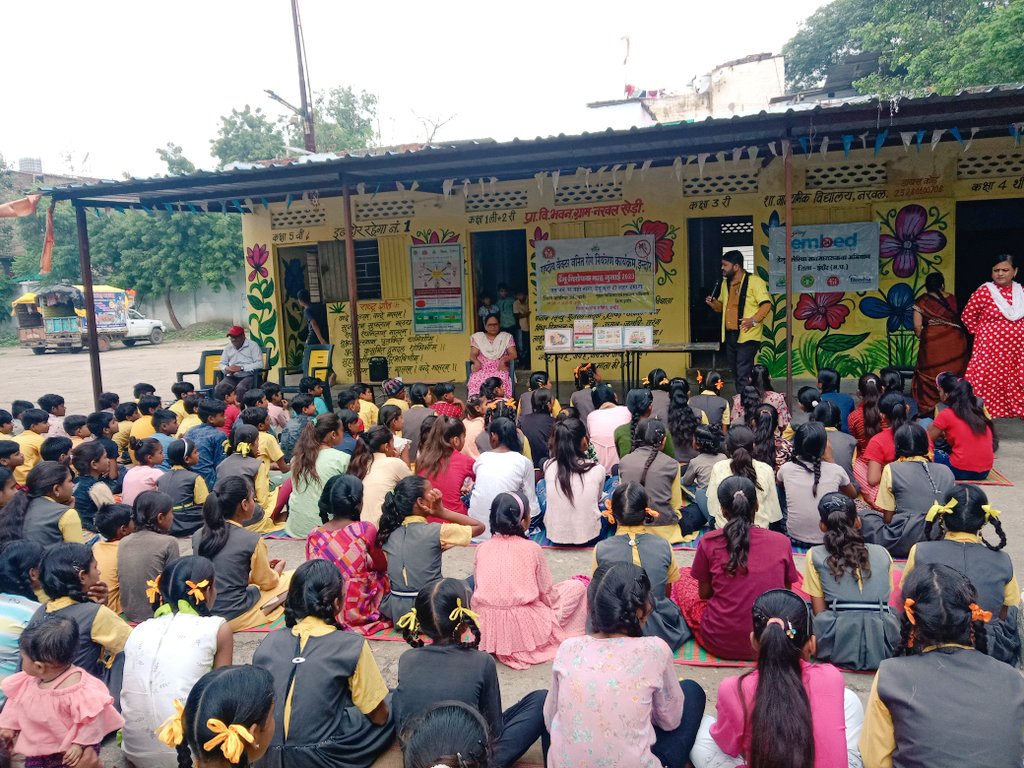 KasareDhee90321's tweet photo. @indore #embed वार्ड19 शासकीयविद्यालय के प्राचार्य रमा शर्माजी के सहयोग से डेंगूमलेरिया को लेकर जनजागरूक आयोजन कियागया जिसमें वार्ड19पार्षद संध्या जैसवालजी व 200विद्यार्थि सहित शिक्षकगण उपस्थितरहे
@HimanshuJayswar @Daulat780Patel  @sksomya 
@rajesh_amh @avdeshsingh 
@saurabhs4oct https://t.co/pdJgDb3ltH