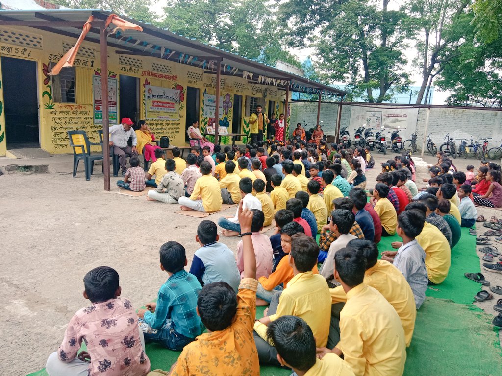 KasareDhee90321's tweet photo. @indore #embed वार्ड19 शासकीयविद्यालय के प्राचार्य रमा शर्माजी के सहयोग से डेंगूमलेरिया को लेकर जनजागरूक आयोजन कियागया जिसमें वार्ड19पार्षद संध्या जैसवालजी व 200विद्यार्थि सहित शिक्षकगण उपस्थितरहे
@HimanshuJayswar @Daulat780Patel  @sksomya 
@rajesh_amh @avdeshsingh 
@saurabhs4oct https://t.co/pdJgDb3ltH