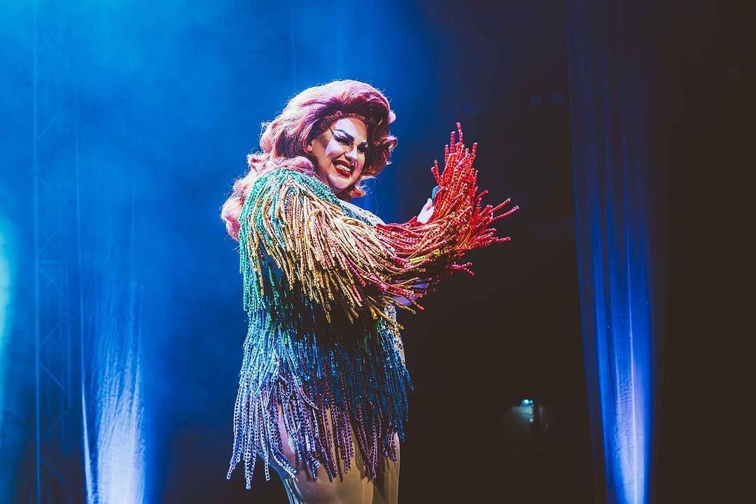 ¡Sumérgete en nuestra galería de fotos y descubre la magia que se desató en el Museo de Bellas Artes! 
💃 Pero eso no fue todo, ya que la fiesta continuó en el Teatro Guimerá con la esperada Queens Party. 🎉🎶