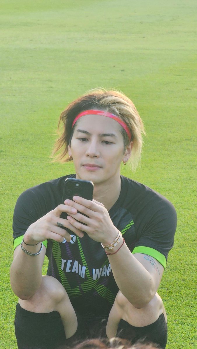 Barbiewang924's tweet photo. JW : เธอๆ วันนี้มาเล่นบอลกับเพื่อนนะเดี๊ยวกลับบบบ⚽️😶‍🌫️
#JacksonWang #MAGICMAN https://t.co/EiKHMdq5b2
