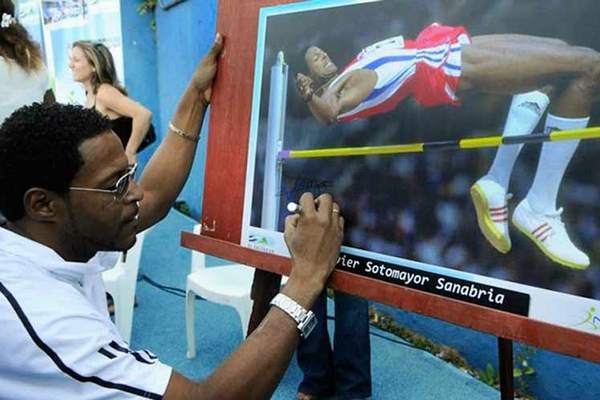 Hoy hace 30 años que Javier Sotomayor fijó en  2,45 metros el récord mundial de salto de altura. Es una de las varias hazañas inscritas por quien siempre representó con orgullo a #Cuba, que vuelve a aplaudirle y  celebra junto a él. ¡Felicidades desde tu #InderCuba, campeón!